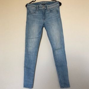 American Eagle light wash skinny jean size 6 long